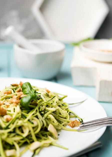 Primer plano de ensalada verde saludable de alta vista