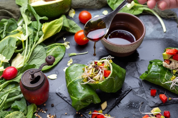 Foto gratuita primer plano de una envoltura vegana con pimientos rojos y tomates