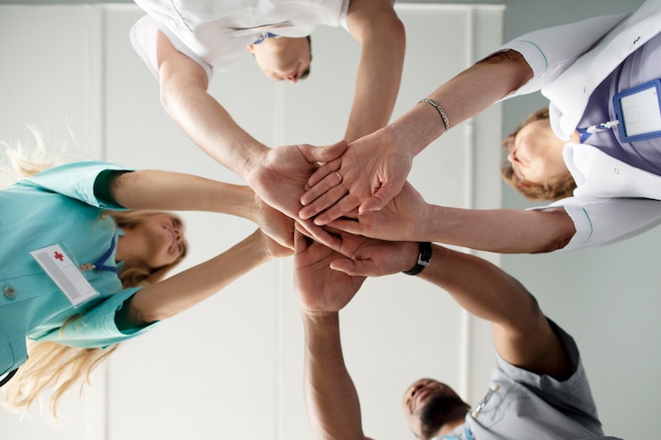 Foto gratuito un primer plano del equipo de trabajadores de la salud