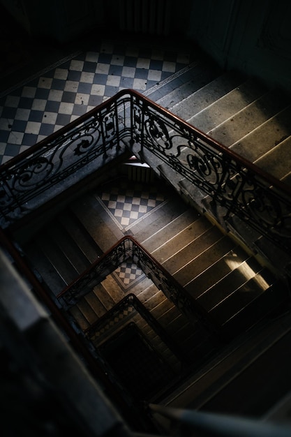 Primer plano de la escalera de caracol de un edificio