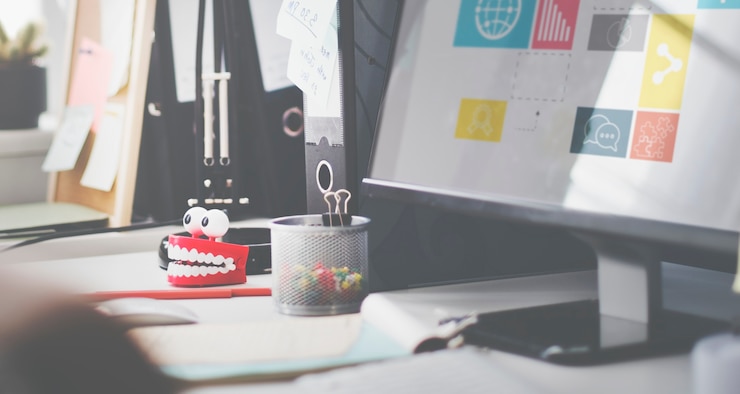 Foto gratuito primer plano del escritorio de la computadora en el espacio de trabajo