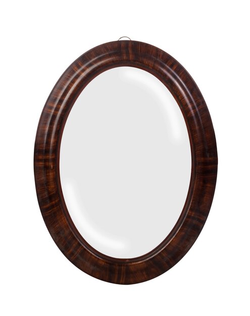 Primer plano de un espejo redondo con bordes marrones aislado sobre una superficie blanca