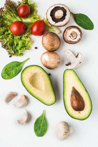 Primer plano de espinacas y champiñones cerca de verduras