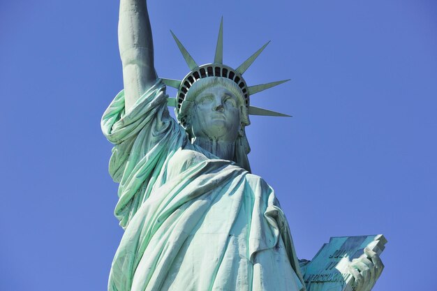 Primer plano de la estatua de la libertad en la ciudad de Nueva York Manhattan