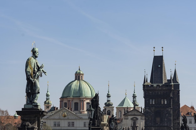 Primer plano de la estatua de San Juan Nepomuceno, el Puente de Carlos, Praga, República Checa