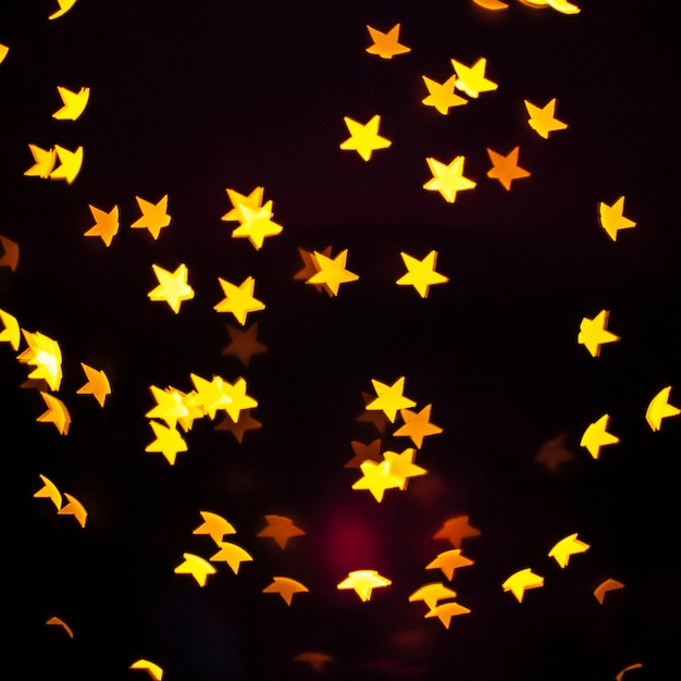 Foto gratuita primer plano de estrellas amarillas en la oscuridad