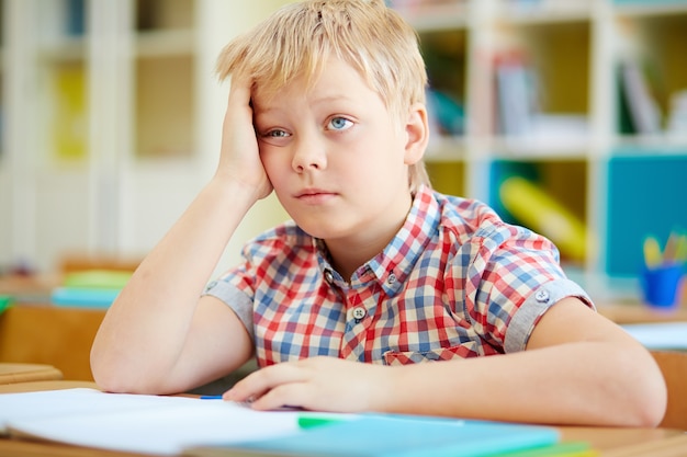 Primer plano de estudiante aburrido escuchando al profesor