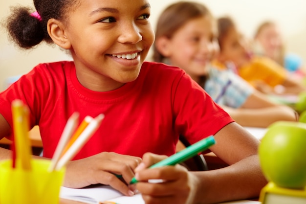 Primer plano de estudiante alegre con camiseta roja