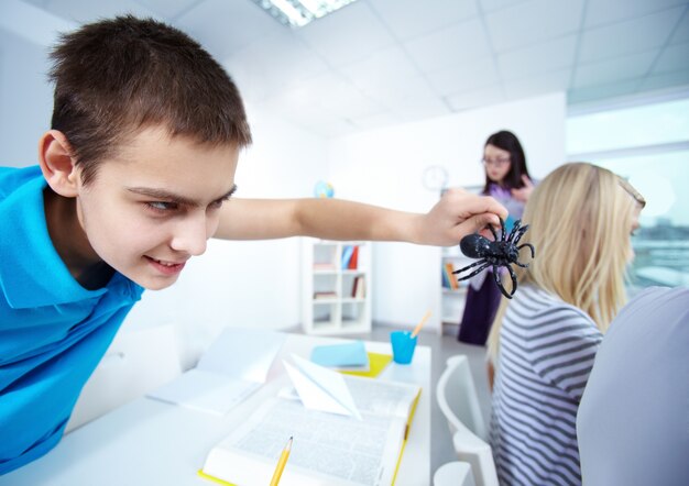 Primer plano de estudiante con una araña