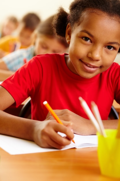 Primer plano de estudiante de primaria aprendiendo a escribir