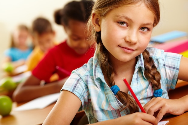 Foto gratuita primer plano de estudiante serio en el colegio