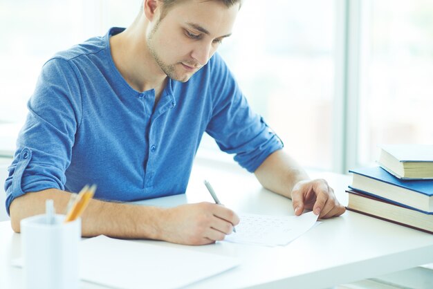 Primer plano de estudiante con su examen