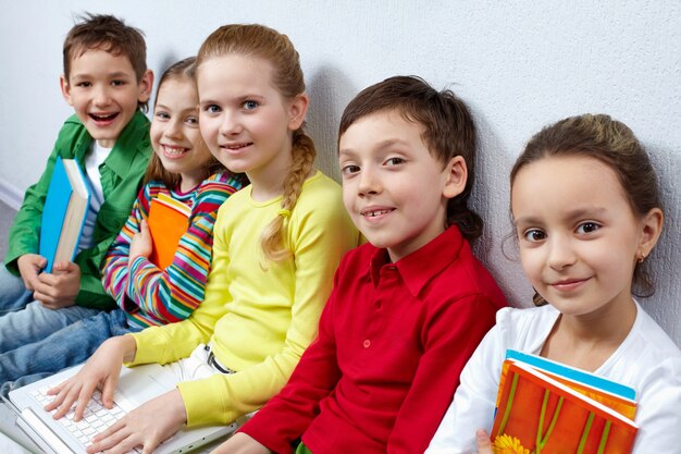 Primer plano de estudiantes de primaria sonrientes