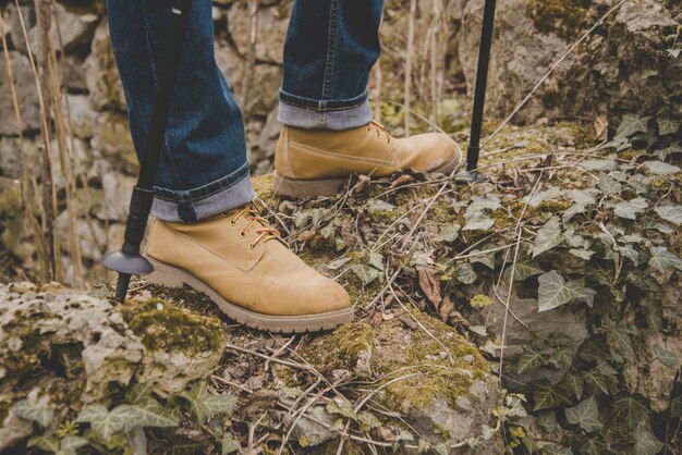 Primer plano de excursionista con botas cómodas