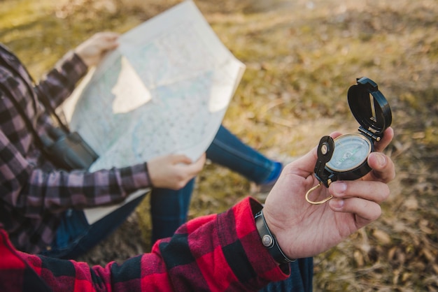 Foto gratuita primer plano de excursionista con una brújula en la mano