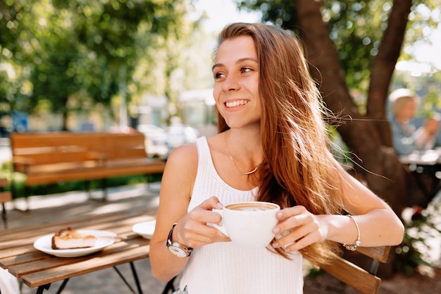 Foto gratuita primer plano exterior retrato de feliz encantadora señorita