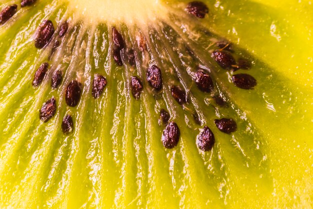 Primer plano extremo de la fruta de kiwi en rodajas