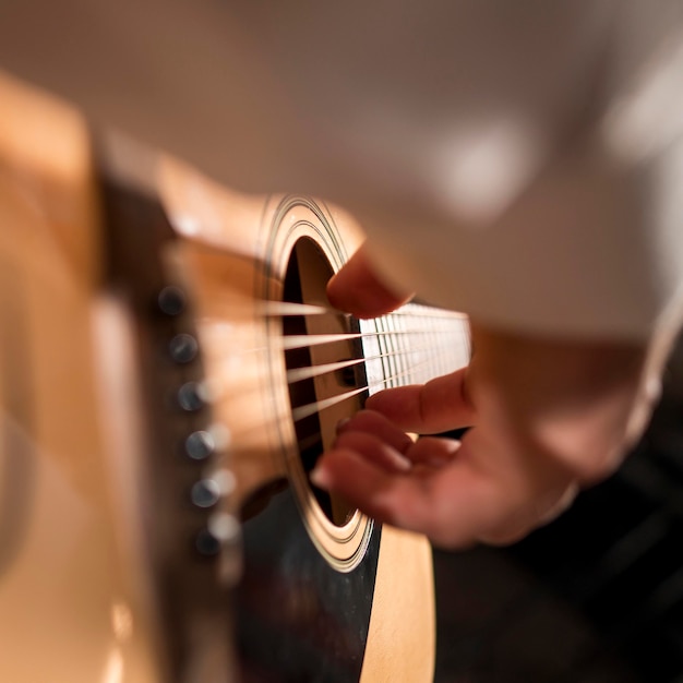 Primer plano extremo hombre persona tocando la guitarra