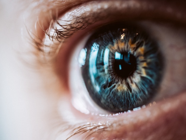 Primer plano extremo de un ojo humano agrandado con hermosos colores