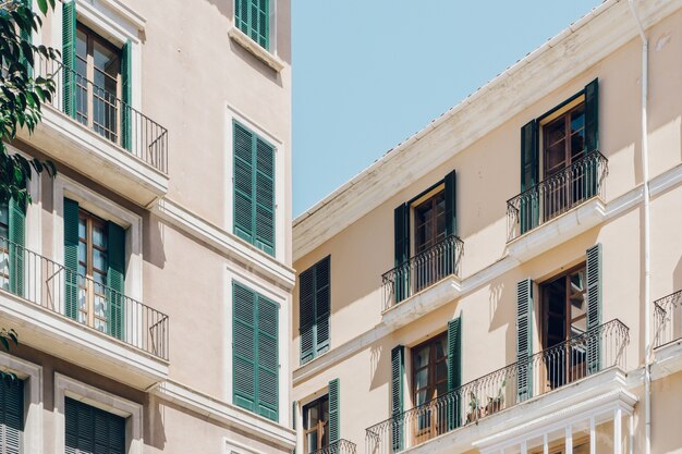 Primer plano de la fachada de dos edificios