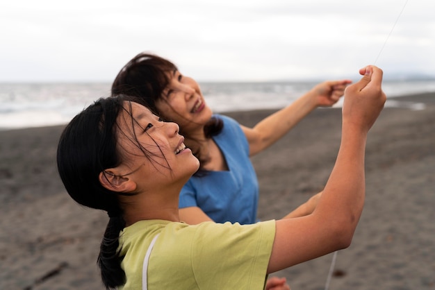 Primer plano de la familia japonesa divirtiéndose