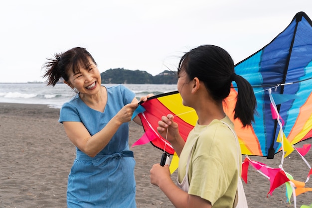 Primer plano de la familia japonesa divirtiéndose