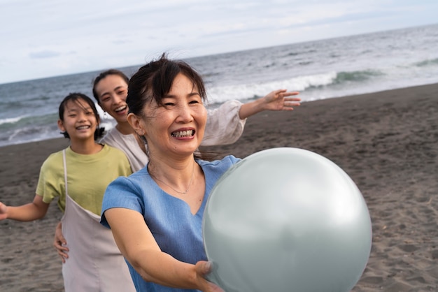 Primer plano de la familia japonesa divirtiéndose