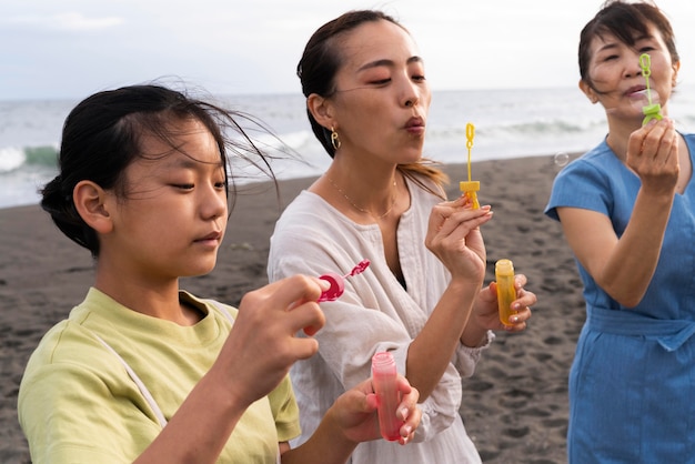 Primer plano de la familia japonesa divirtiéndose