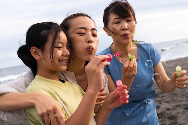 Primer plano de la familia japonesa divirtiéndose