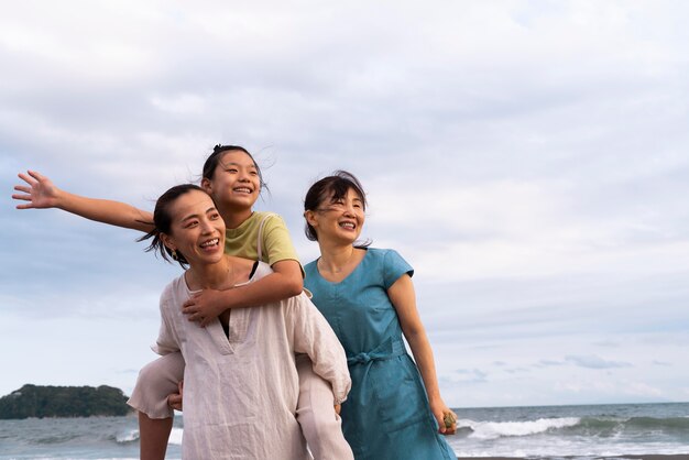 Primer plano de la familia japonesa divirtiéndose