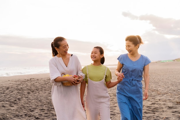 Primer plano de la familia japonesa divirtiéndose