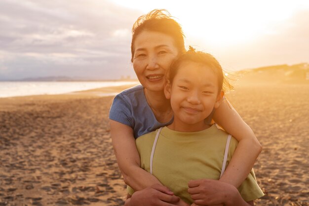 Primer plano de la familia japonesa divirtiéndose