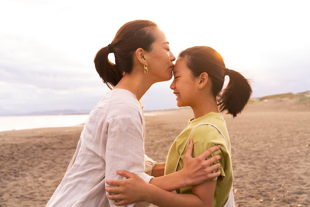 Primer plano de la familia japonesa divirtiéndose