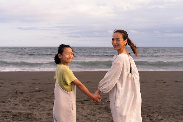 Primer plano de la familia japonesa divirtiéndose