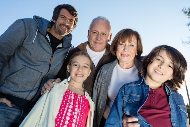 Primer plano de familia sonriente posando