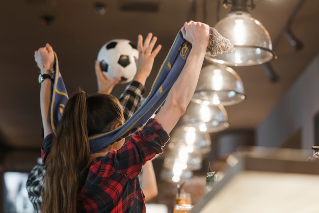 Primer plano de fanáticos del fútbol que animan celebrando la victoria