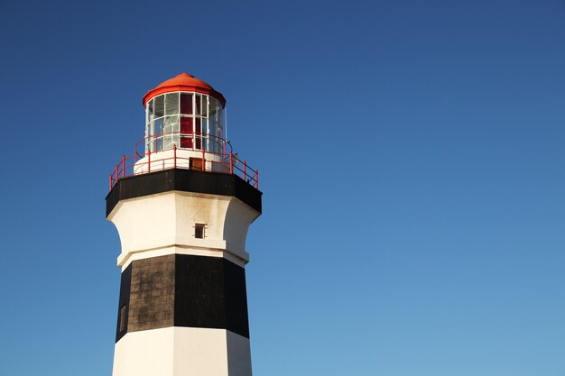 Primer plano de un faro durante el día