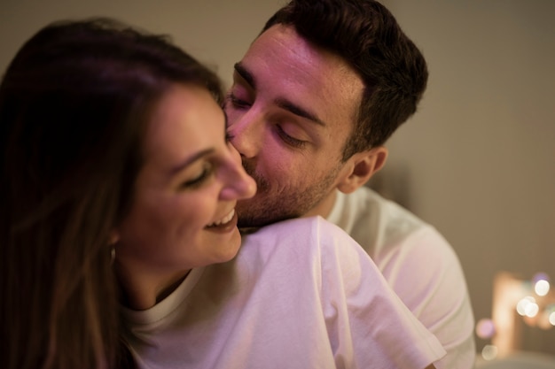 Primer plano feliz joven pareja besándose