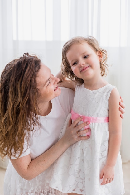 Primer plano de feliz madre e hija en casa