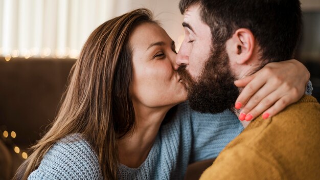 Primer plano, feliz pareja besándose