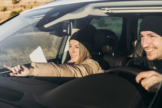 Primer plano, feliz pareja, en coche