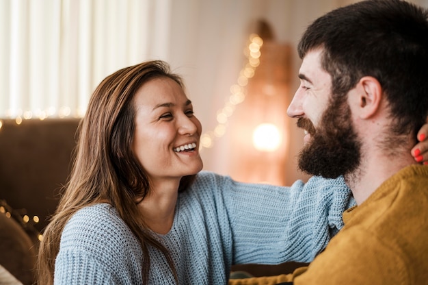 Primer plano feliz pareja en el interior