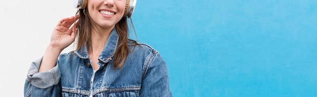 Primer plano femenino con auriculares