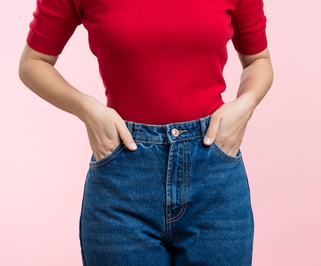 Primer plano femenino con las manos en los bolsillos