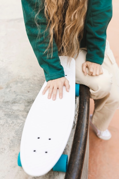 Foto gratuita primer plano femenino con patineta