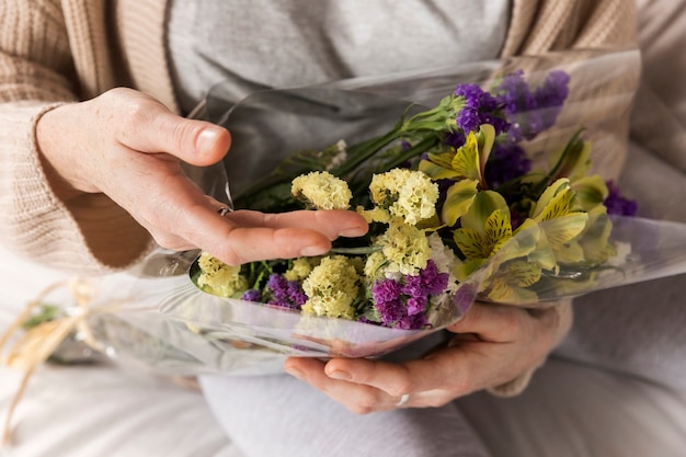 Foto gratuita primer plano femenino con ramo de flores