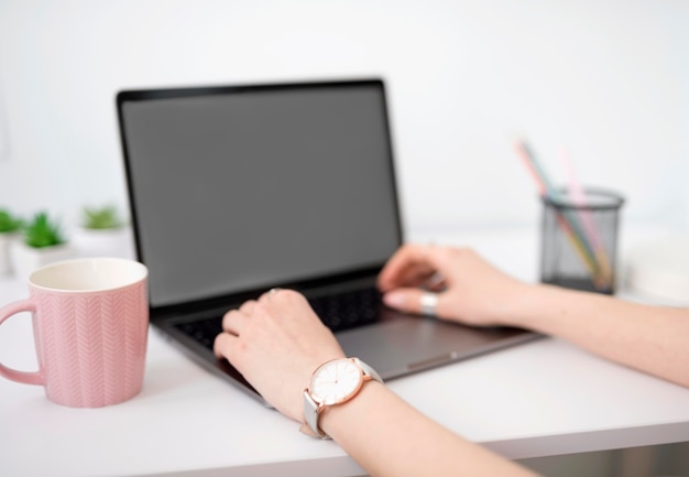 Primer plano femenino trabajando