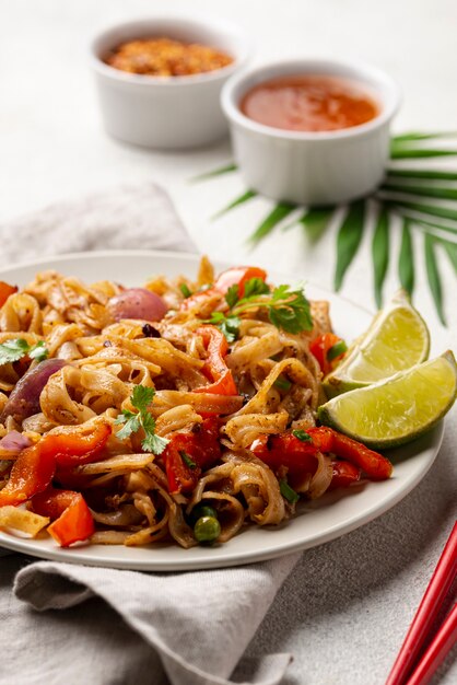 Primer plano de fideos con verduras especias y palillos