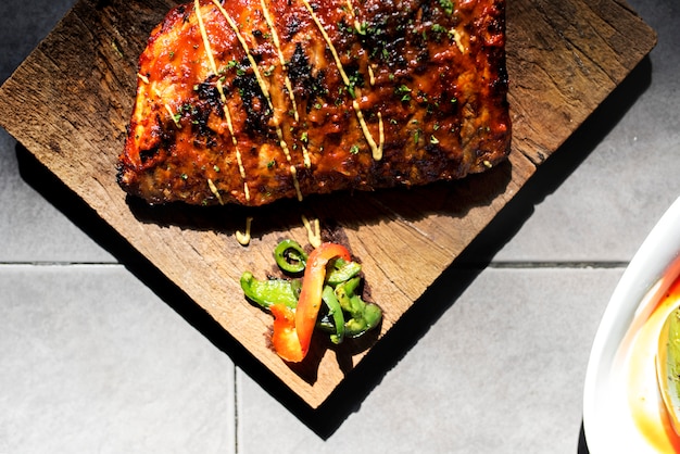 Primer plano de filete de costillas de cerdo en el tablero de madera, estilo de comida