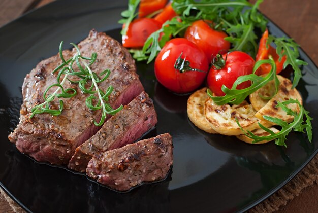 Primer plano de filete de res a la parrilla con verduras